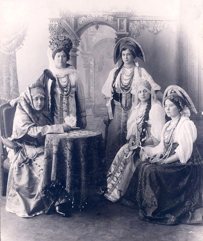 Женщины в русских костюмах фотографа Н.Н. Сажина / Архив М.А. Казанковой