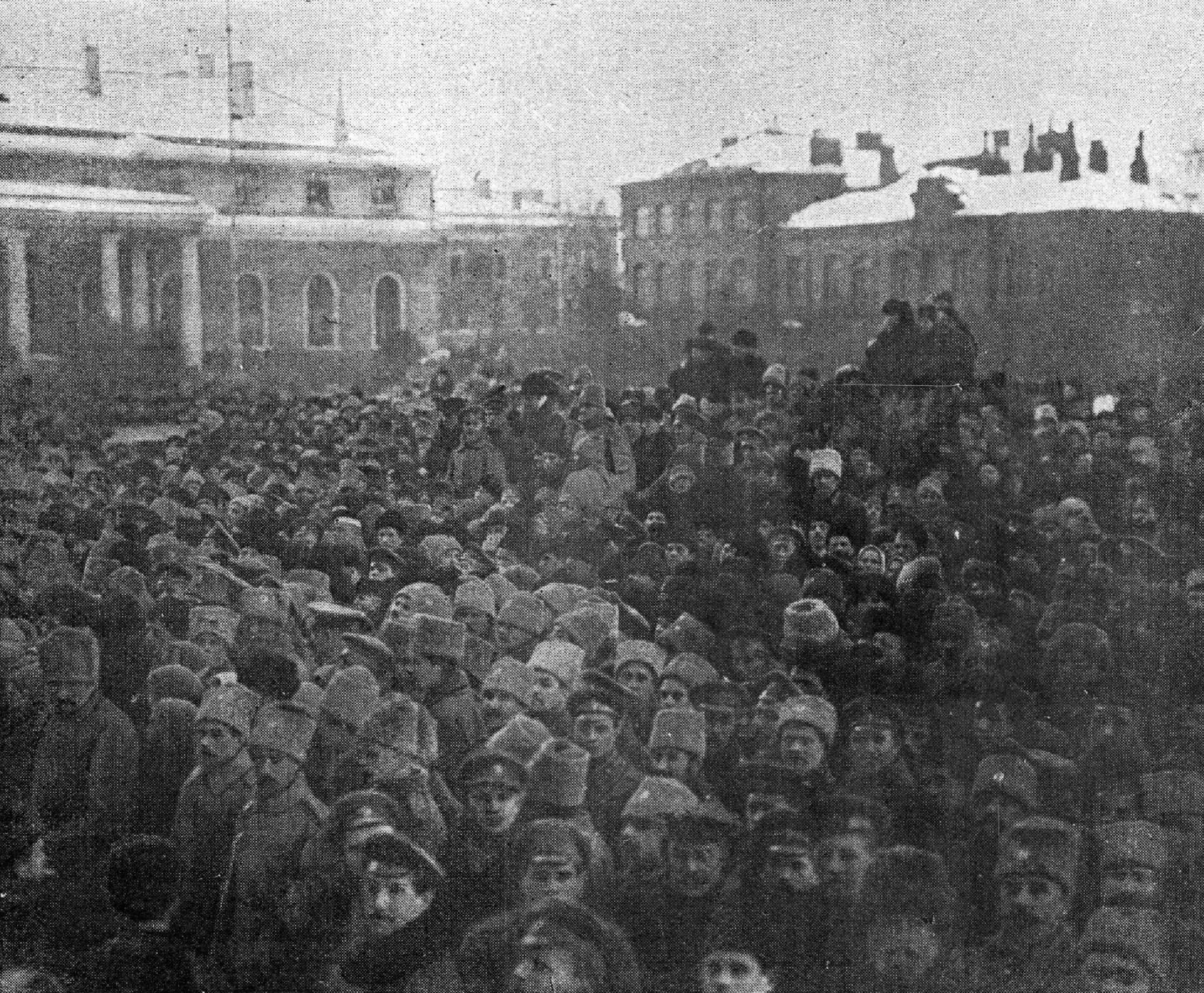 Толпа народа слушает речь одного из членов Временного Правительства