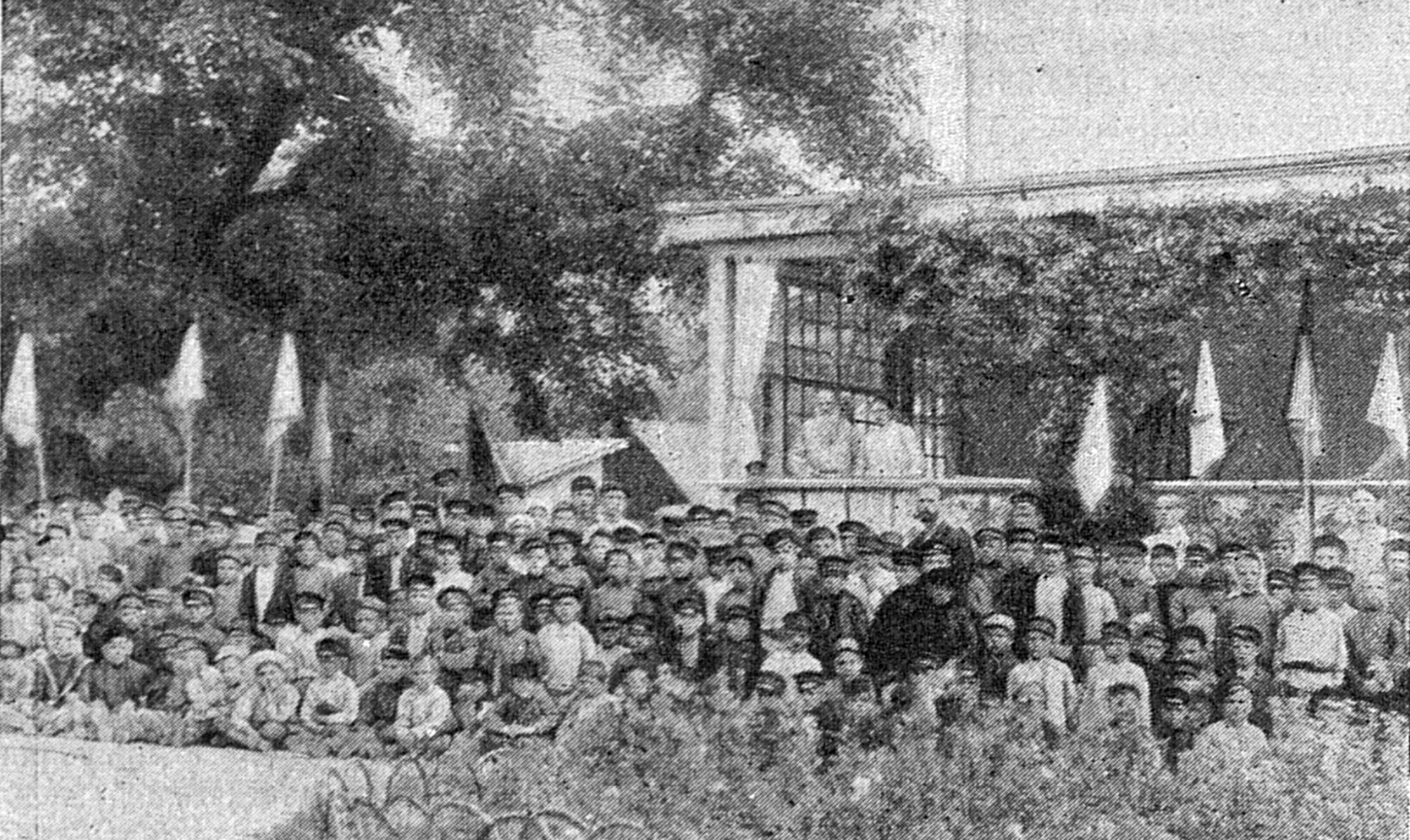 Группа детей в Ясной Поляне – на балконе Л.Н. Толстой и С.А. Толстой