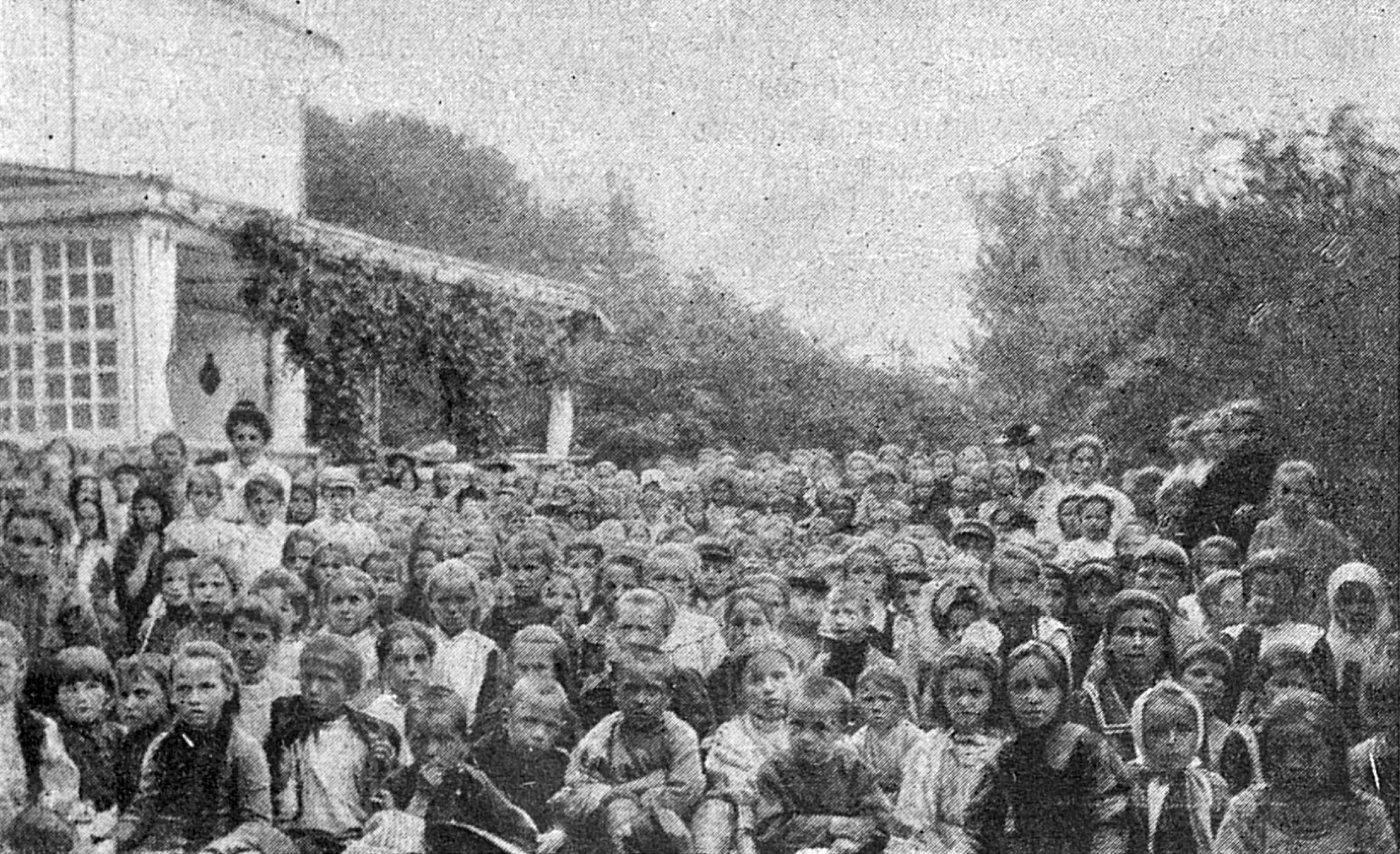 Группа детей в Ясной Поляне (фотография сделана графиней С.А. Толстой)